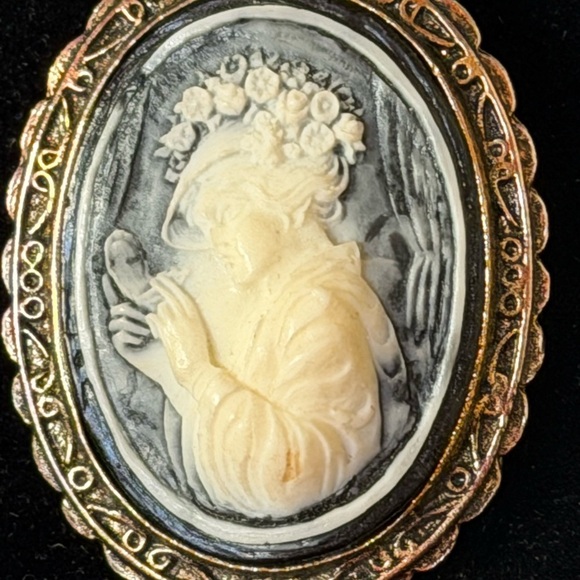 Vintage Cameo Brooch with Intricate Design - Picture 2 of 6